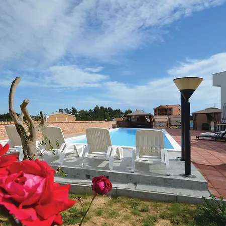 Amazing In With Swimming Pool Апартаменты