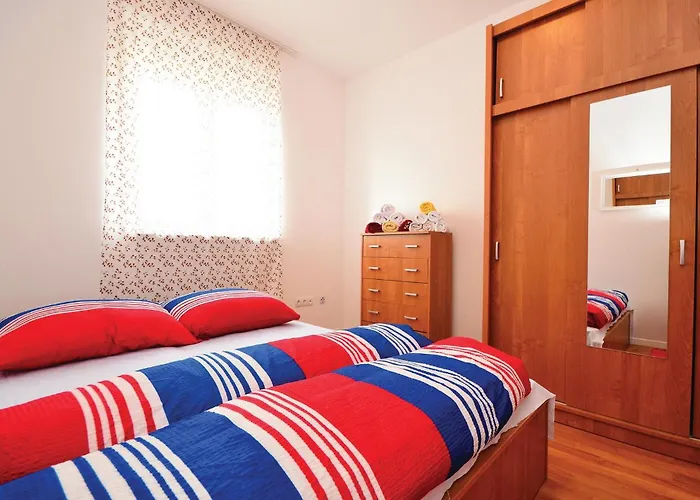 Апартаменты Amazing In With Swimming Pool Нин