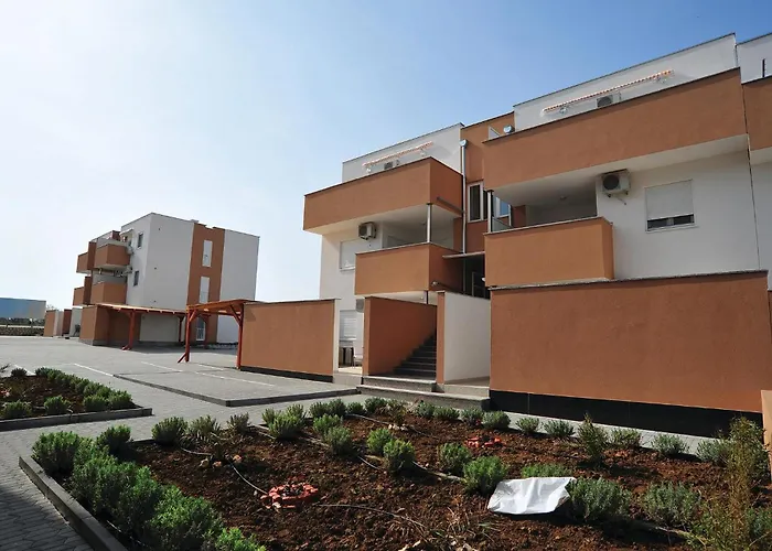 Amazing In With Swimming Pool